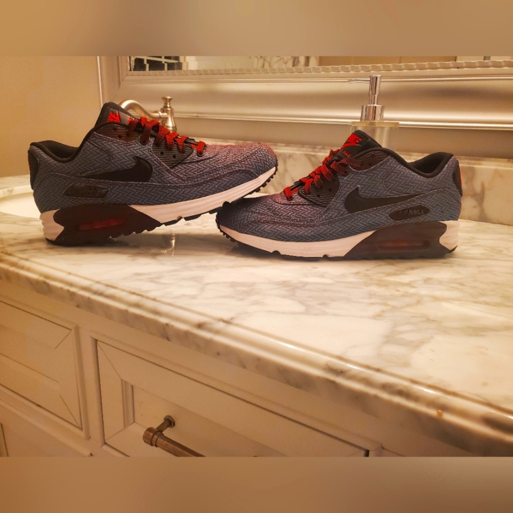 Nike Air Max Suit & Tie Edition Size 9.5
